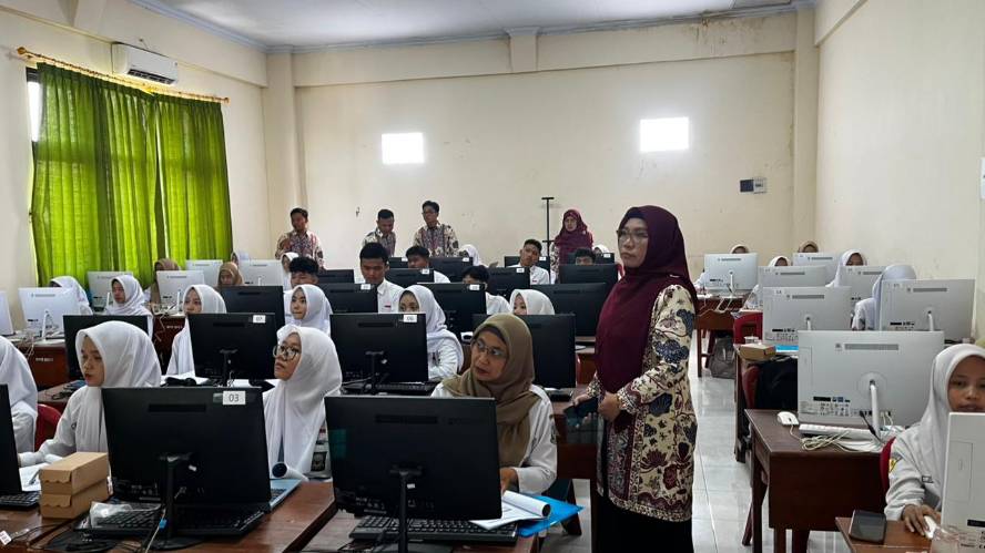 Dongkrak Literasi Digital, Departemen Statistika FSTeM UB Gelar Pelatihan Pivot Table di SMAN 1 Sumberpucung