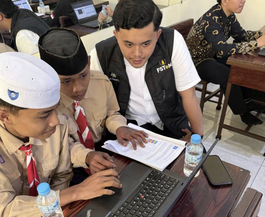 FSTeM UB Latih Guru dan Siswa Yayasan Hidayah Sumber Putih Kuasai Analisis Data Akademik