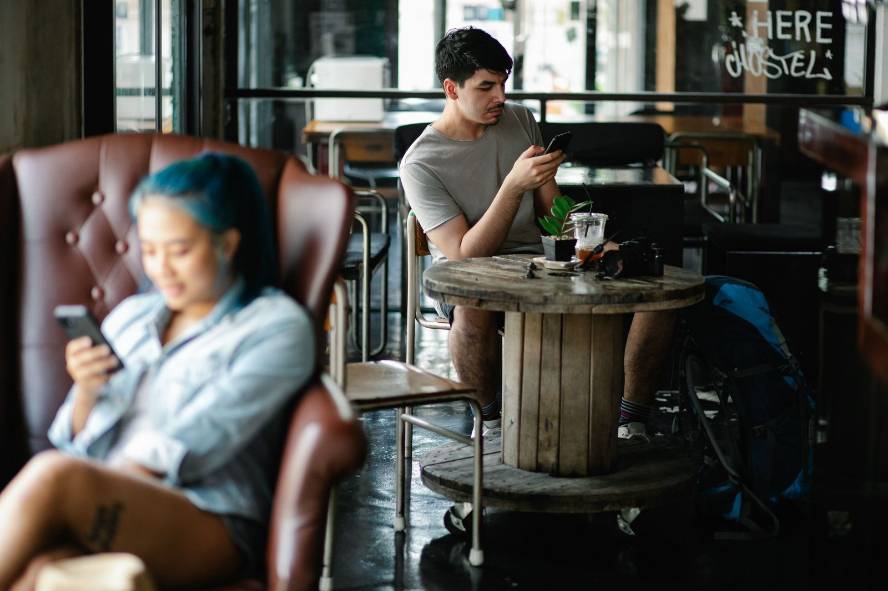 Hukum di Era AI: Melindungi atau Membatasi Ekspresi Digital?