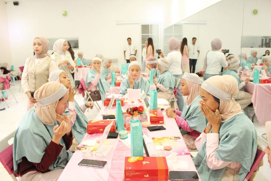 Mahasiswa Ilmu Komunikasi UMM Warnai Beauty Class Queen Cosmetic