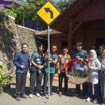 UNITRI Gandeng Kampus Malaysia Bangun Desa Binaan Lewat International Community Service, Pasang Rambu Lalu Lintas Hingga Tanam Pohon