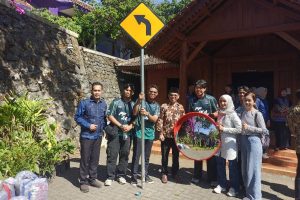 UNITRI Gandeng Kampus Malaysia Bangun Desa Binaan Lewat International Community Service, Pasang Rambu Lalu Lintas Hingga Tanam Pohon