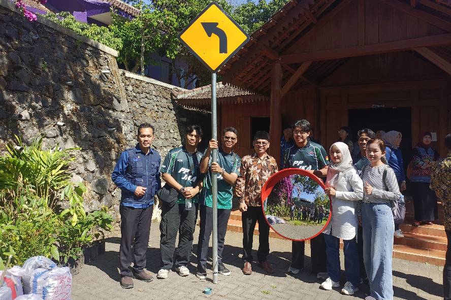 UNITRI Gandeng Kampus Malaysia Bangun Desa Binaan Lewat International Community Service, Pasang Rambu Lalu Lintas Hingga Tanam Pohon