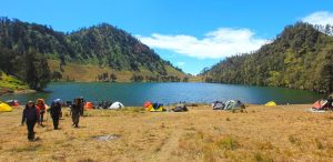 Karhutla di Atas Ranu Kumbolo, 170 Pendaki Dievakuasi dan Jalur Semeru Ditutup Total