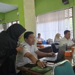 Dosen Matematika UB Latih Guru SMAN 1 Krembung Manfaatkan AI