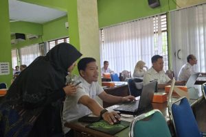 Dosen Matematika UB Latih Guru SMAN 1 Krembung Manfaatkan AI