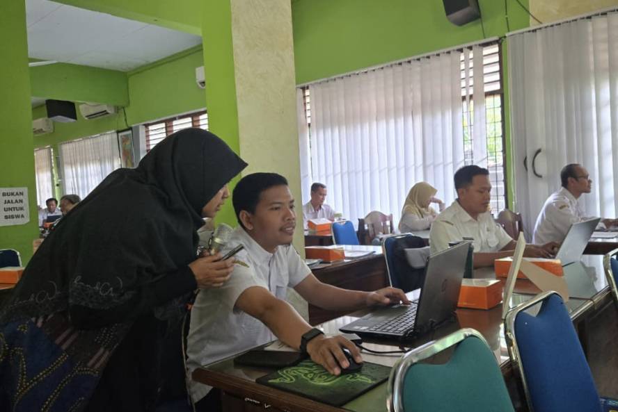 Dosen Matematika UB Latih Guru SMAN 1 Krembung Manfaatkan AI
