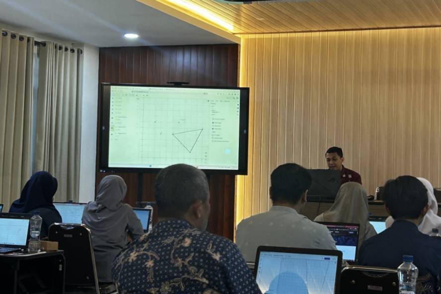 Departemen Matematika UB Latih Guru MAN Kota Batu Gunakan GeoGebra