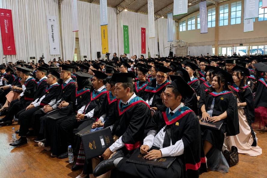 Universitas Ma Chung Kukuhkan 306 Lulusan, Angkatan Pertama D3 Optometri Lulus 100 Persen