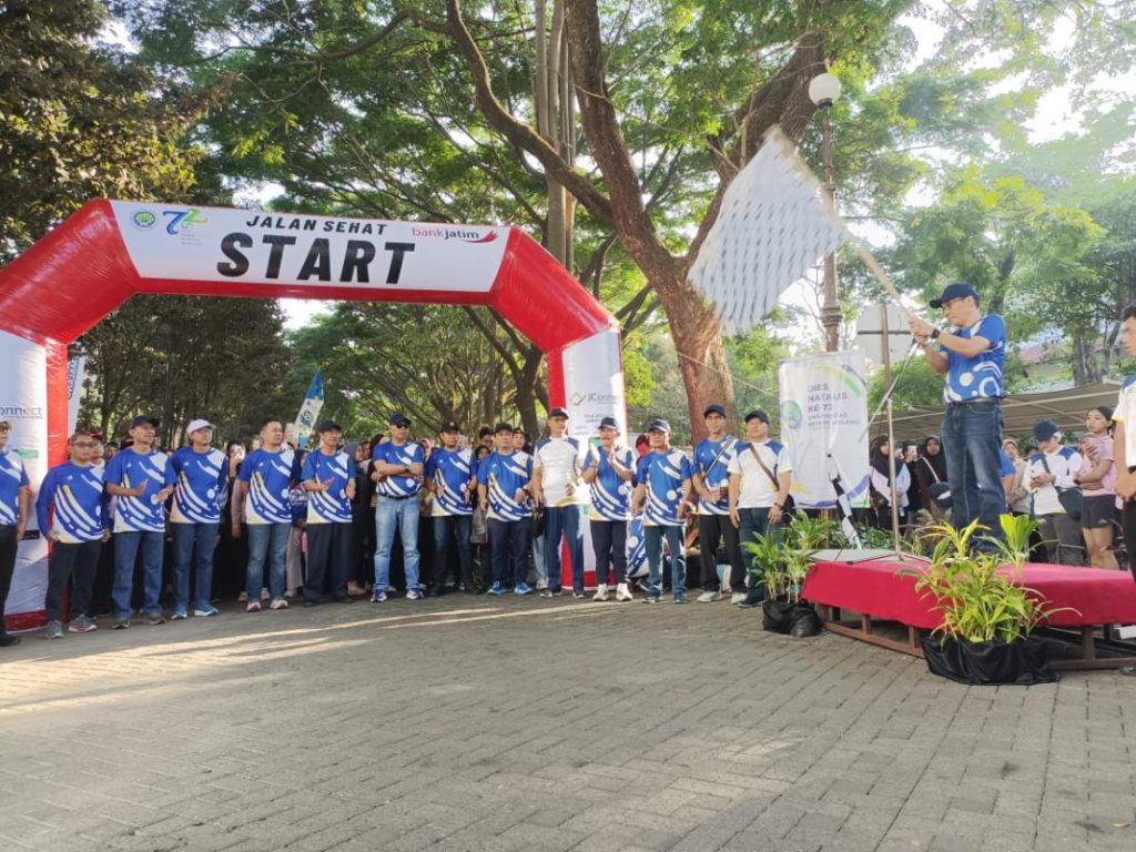 Ratusan Hadiah Meriahkan Jalan Sehat Dies Natalis ke-72 UM, Rektor Tekankan Hidup Sehat